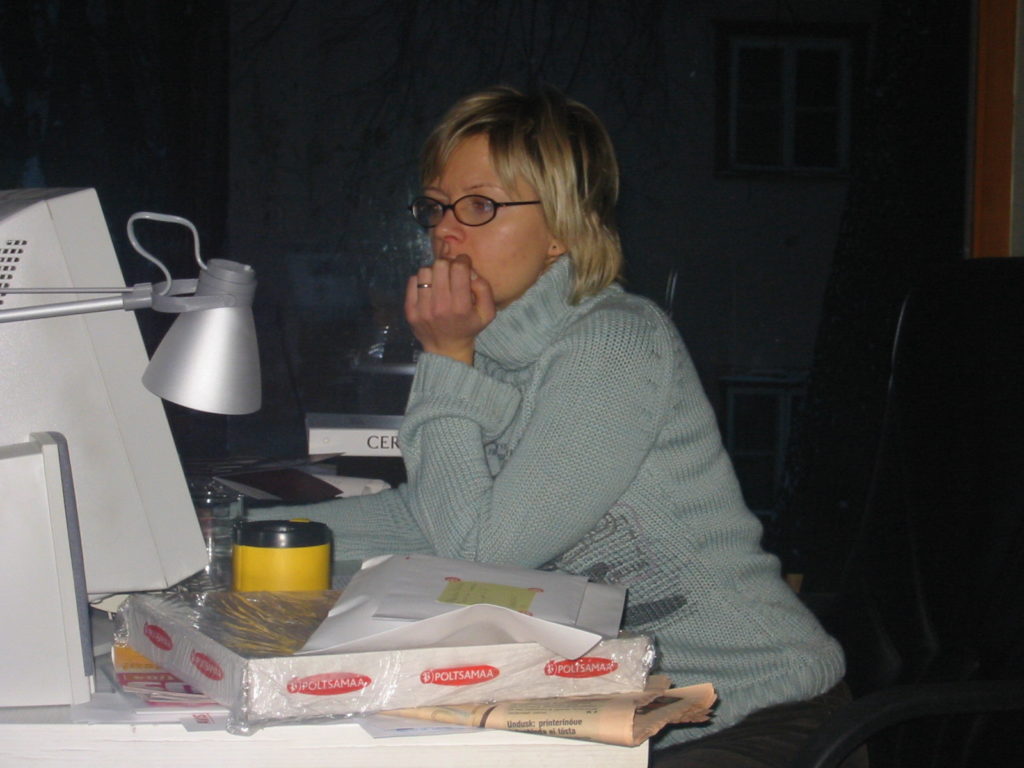 computer-office desk-15 aastat nälga